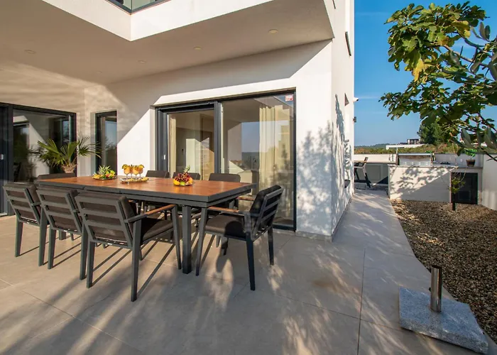 Villa Ajlin Mit Privatem Beheizbarem Pool