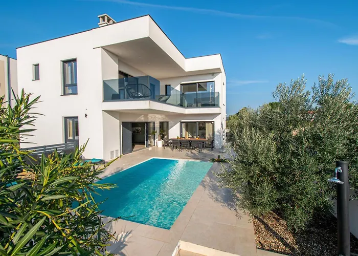 Villa Ajlin Mit Privatem Beheizbarem Pool