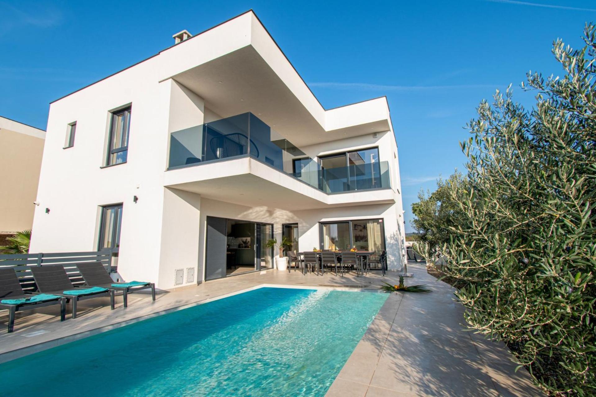 Ajlin Mit Privatem Beheizbarem Pool Villa