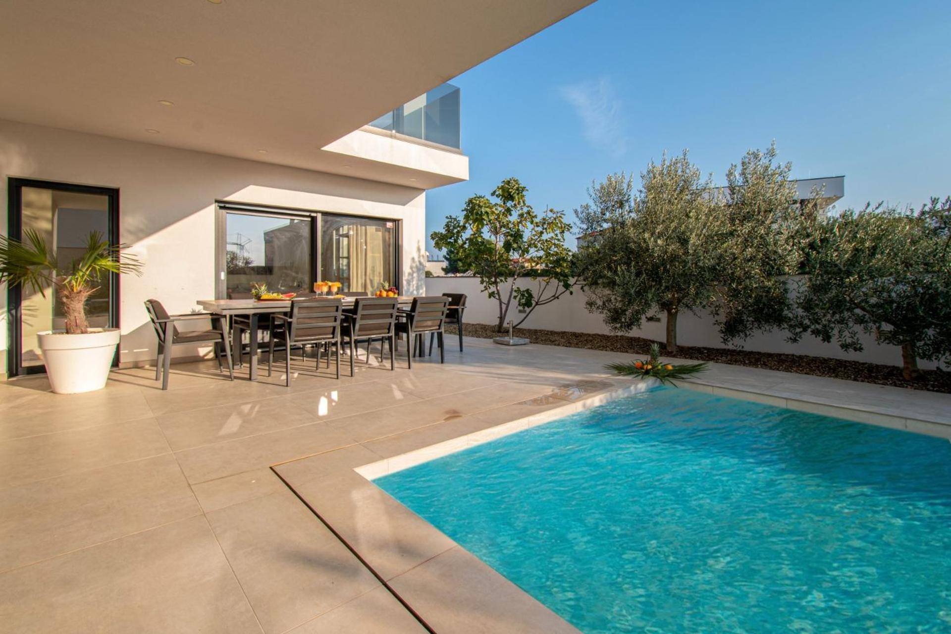 Villa Ajlin Mit Privatem Beheizbarem Pool